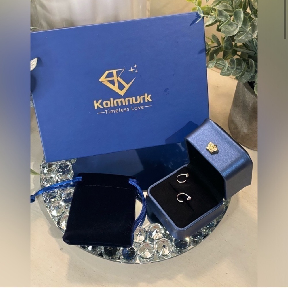 NIB .3 cttw Oink Moissanite Tiny Half Huggie Earrings